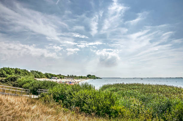 эстуарий пляж под летним небом - hellevoetsluis стоковые фото и изображения