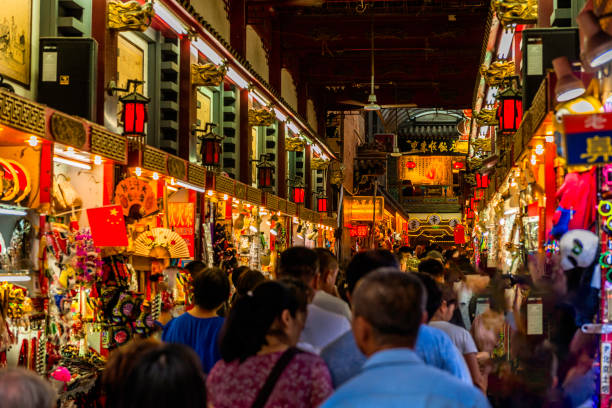 gente en la calle wangfujing snack en beijing, china, sudeste asiático - pekín fotografías e imágenes de stock