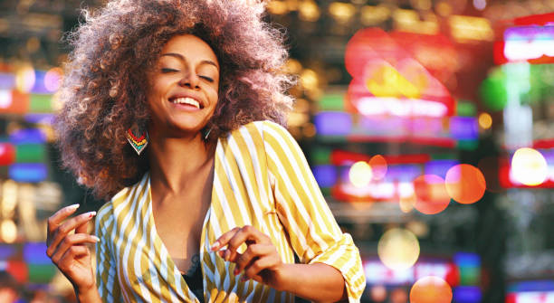 mujer negra bailando en un concierto. - music women disco joy fotografías e imágenes de stock