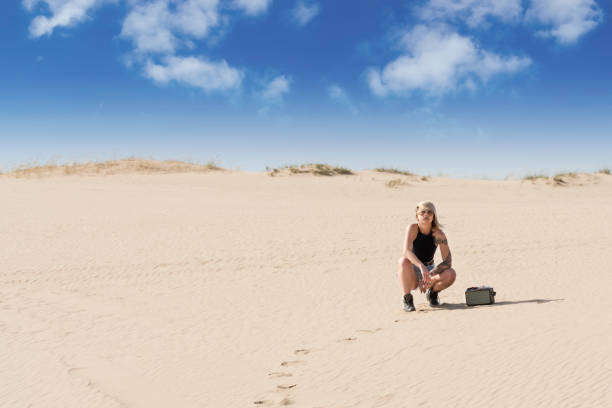 kobieta na pustyni z muzycznym mówcą - sand dune audio zdjęcia i obrazy z banku zdjęć