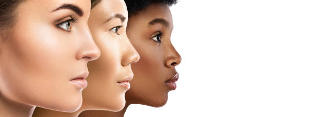 mujeres de diferente etnia - caucásica, africana, asiática. - beauty spa fotografías e imágenes de stock