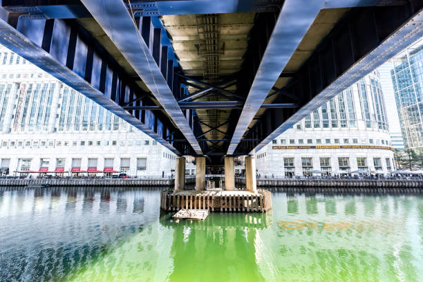 カナリー ワーフ ドックランズ ドック建設モダンな高層ビル建築緑色の水の橋の下、朝は日当たりの良い夏の都市景観のスカイライン - thomson reuters corporation ストックフォトと画像