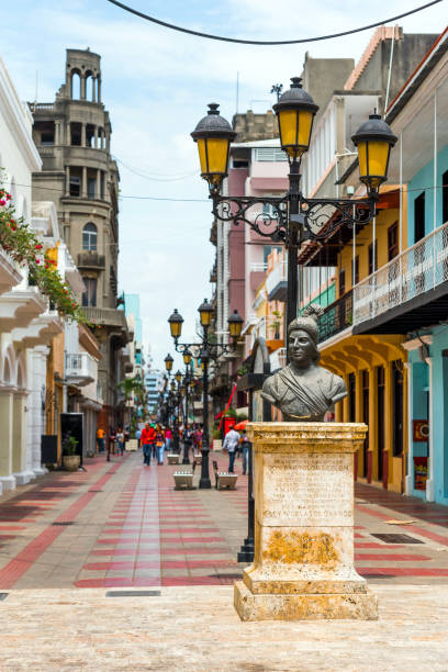 santo domingo, república dominicana - 8 de agosto de 2017: vista da rua histórica da cidade. copie o espaço para texto. vertical - santo domingo - fotografias e filmes do acervo