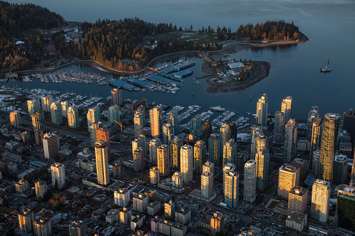 Downtown Vancouver antena durante puesta del sol photo