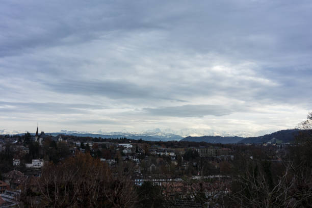 città di berna con alpi di montagna di neve sullo sfondo - berne canton switzerland landscape travel foto e immagini stock