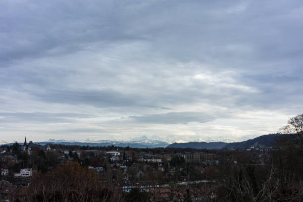 città di berna con alpi di montagna di neve sullo sfondo - berne canton switzerland landscape travel foto e immagini stock