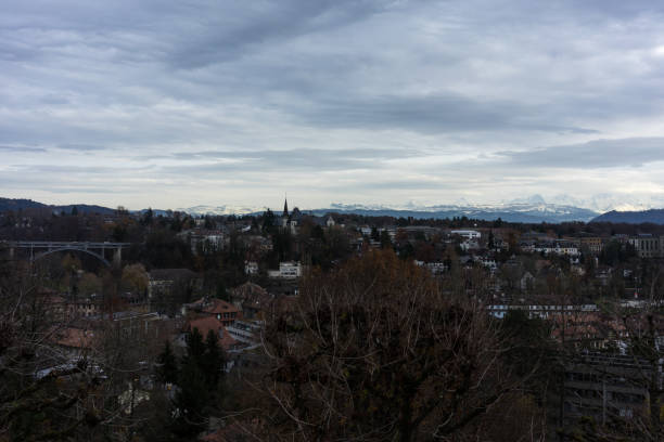 città di berna con alpi di montagna di neve sullo sfondo - berne canton switzerland landscape travel foto e immagini stock