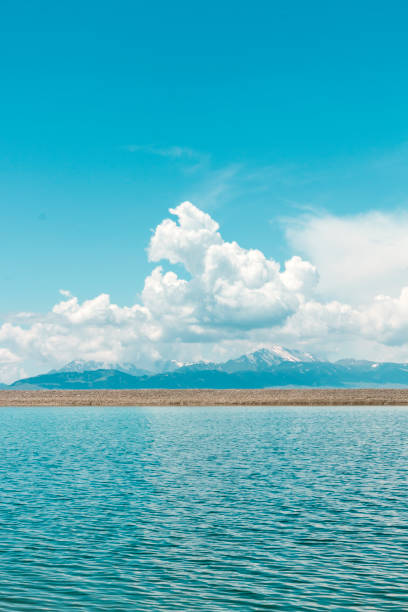 藍天白雲下的湖景 - 塞里木湖 個照片及圖片檔