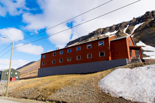 istock House on the mountain, Longyearbyen, Svalbard, Norway 1013152744