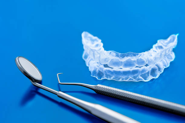 unsichtbare klammern zahn für hause zahn bleichen-invisalign- - dental cosmetic stock-fotos und bilder