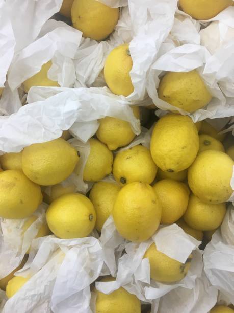 A pile of yellow lemons