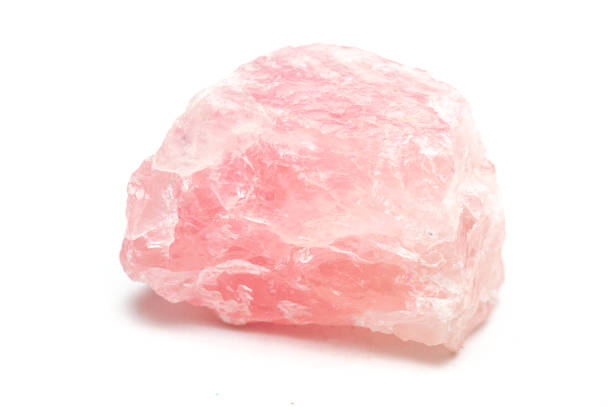 Rose quartz minéral isolé sur fond blanc