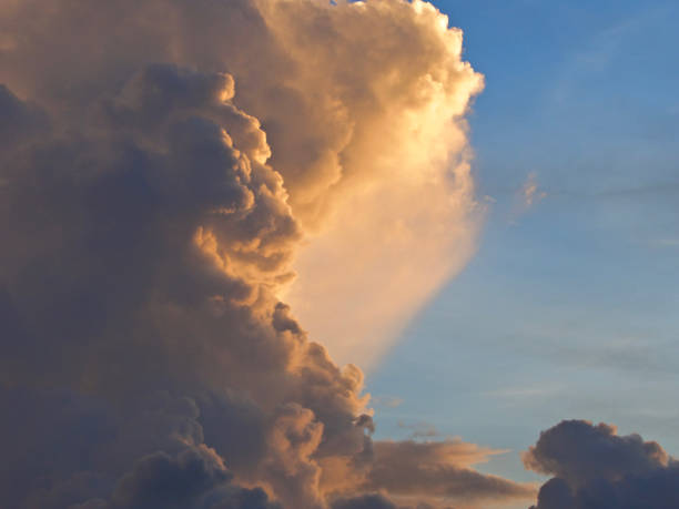 大きな rainclouds で荒れ模様の空 - meteorology sky cloud light ストックフォトと画像