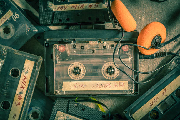 stara kaseta audio ze słuchawkami i walkmanem - kaseta magnetofonowa zdjęcia i obrazy z banku zdjęć