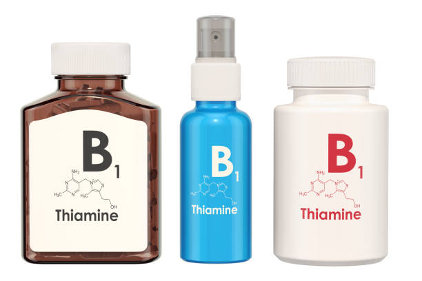 witamina b1, tiamina. butelki medyczne z tabletkami i butelką z rozpylaczem, renderowanie 3d izolowane na białym tle - vitamin b1 zdjęcia i obrazy z banku zdjęć