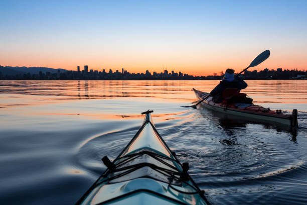 istock Sunrise Kayaking in Vancouver 1013267518