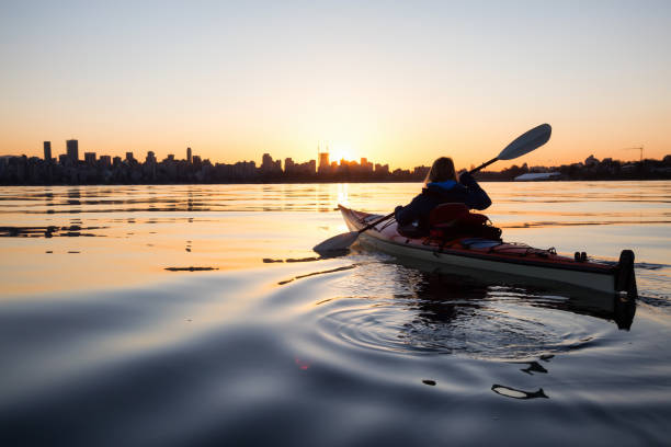 istock Sunrise Kayaking in Vancouver 1013267540