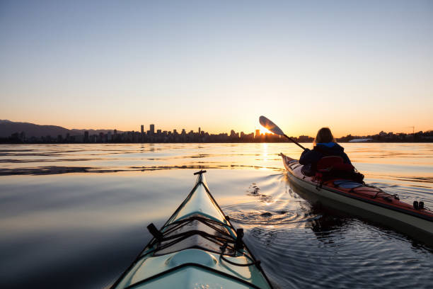 istock Sunrise Kayaking in Vancouver 1013267544