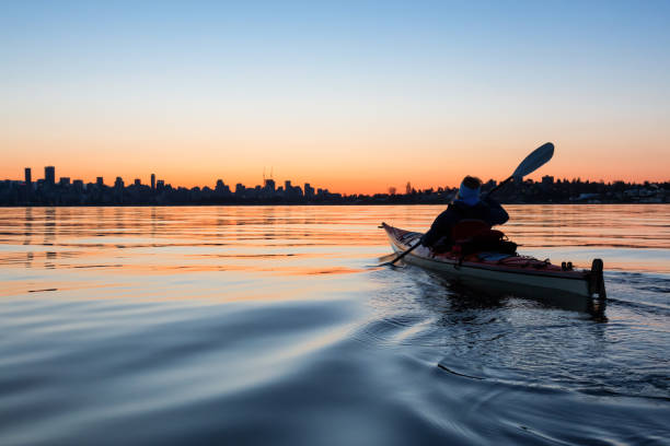 istock Sunrise Kayaking in Vancouver 1013267572