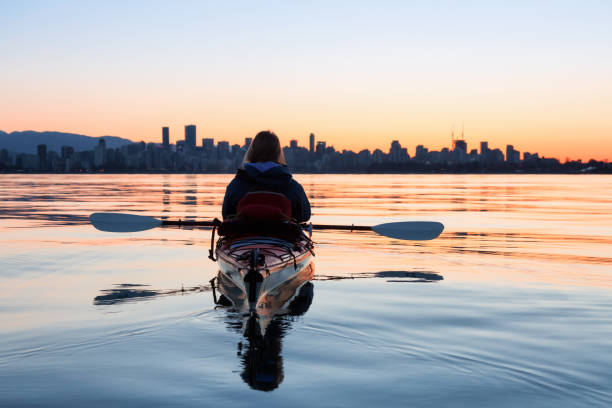 sunrise kajak in vancouver - vancouver skyline city urban scene stock-fotos und bilder