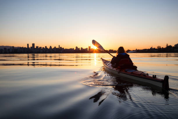 istock Sunrise Kayaking in Vancouver 1013267666