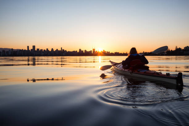 istock Sunrise Kayaking in Vancouver 1013267668