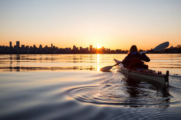 istock Sunrise Kayaking in Vancouver 1013267688