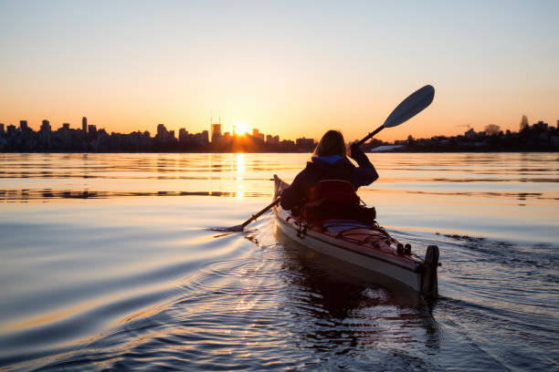 istock Sunrise Kayaking in Vancouver 1013267696