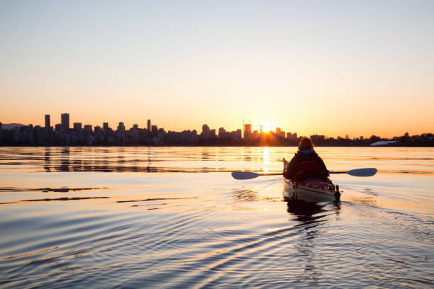 istock Sunrise Kayaking in Vancouver 1013267710