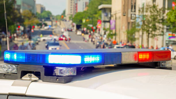 une voiture de police se précipite à l’appel d’urgence avec les feux allumés - police quebec traffic montreal photos et images de collection