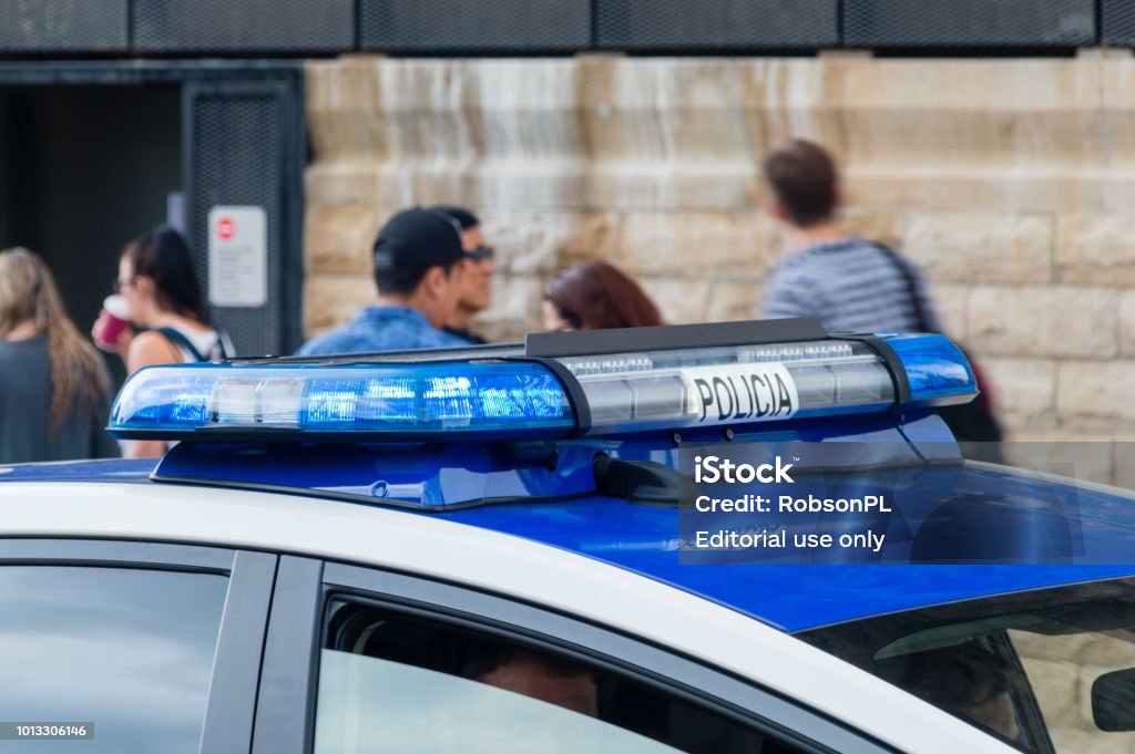 wolf verkopen Grand Dak Licht Op De Politieauto Van Spanje Blauwe Noodsituatie Voertuig  Verlichting Stockfoto en meer beelden van Auto - iStock