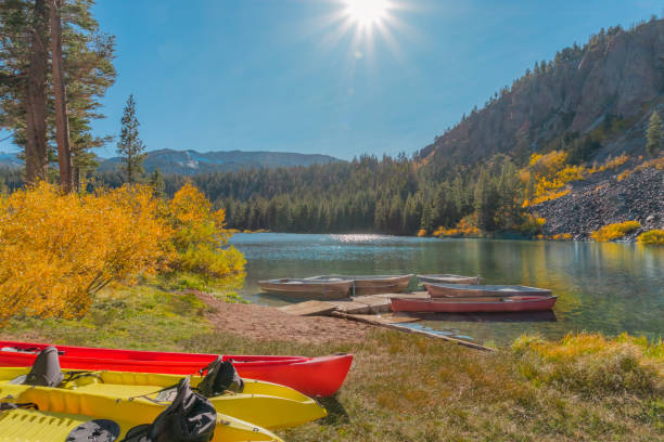 istock Twin Lakes in Mammoth Lake is surrounded by fall color (P) 1013306230