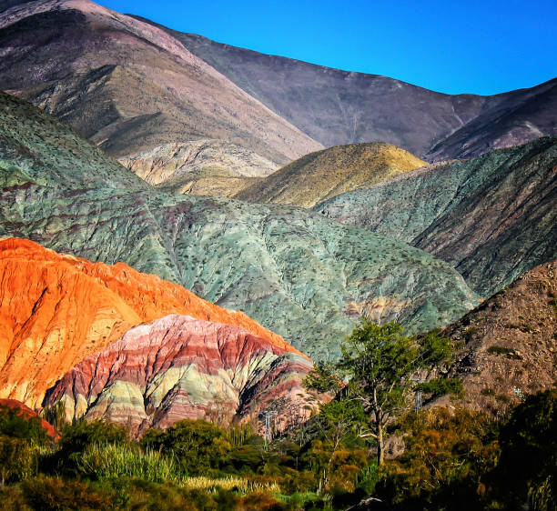 серро-де-лос-сите-колорес - argentina landscape multi colored mountain стоковые фото и изображения