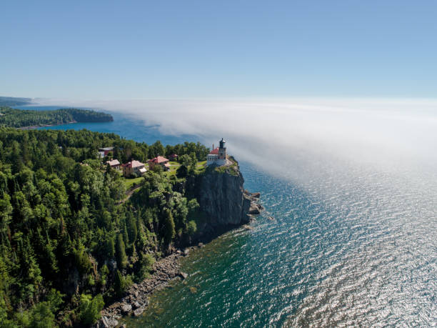 split rock vuurtoren - antenne - lake superior, mn - split rock lighthouse state park stockfoto's en -beelden