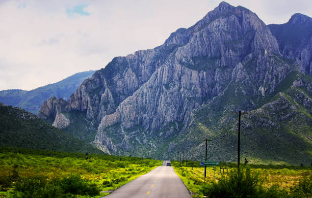 camino ein grutas de garcía - nuevo leon stock-fotos und bilder