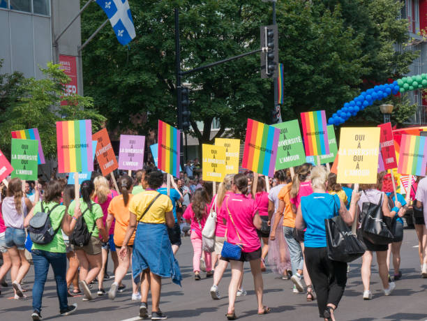 一年一度的 fierte 蒙特利爾遊行在蒙特利爾市中心的萊韋斯克大道上發生。它是法語世界中最大的同性戀驕傲。 - rené 個照片及圖片檔