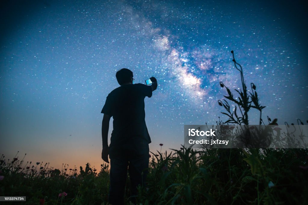 ein Mann in der Wildnis auf der Suche nach vorn - Lizenzfrei Himmel Stock-Foto