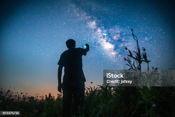 Ein Mann In Der Wildnis Auf Der Suche Nach Vorn Stockfoto und mehr Bilder von Himmel - Himmel, Nacht, Sehen