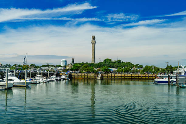 provincetown marina e monumento ai pellegrini, provincetown ma us - provincetown foto e immagini stock