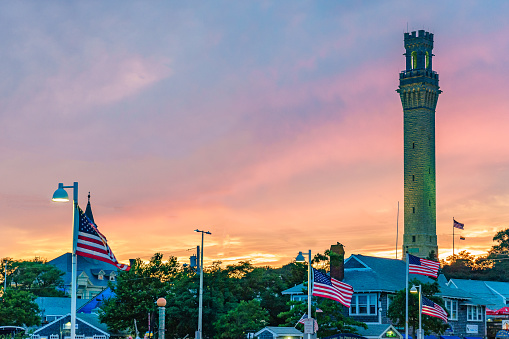 Monumento del peregrino y Provincetown en Provincetown, MA al atardecer photo
