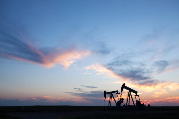 prairie oil saskatchewan kanada - oil pump zdjęcia i obrazy z banku zdjęć