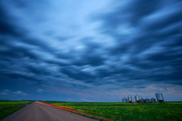 pradaria tempestade saskatchewan canada - saskatchewan country road road prairie - fotografias e filmes do acervo