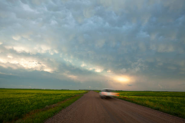 pradaria tempestade saskatchewan canada - saskatchewan country road road prairie - fotografias e filmes do acervo