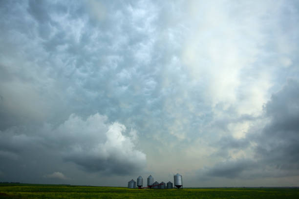 tormenta de la pradera saskatchewan canadá - mammatus cloud fotografías e imágenes de stock