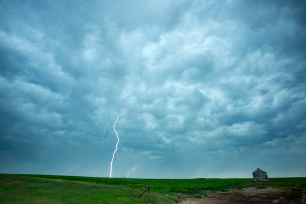 草原の嵐サスカチュワン州カナダ - canada saskatchewan grain elevator prairie ストックフォトと画像