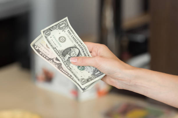 mujer paga dinero en efectivo para el desayuno en la cafetería. - dinner currency table business fotografías e imágenes de stock