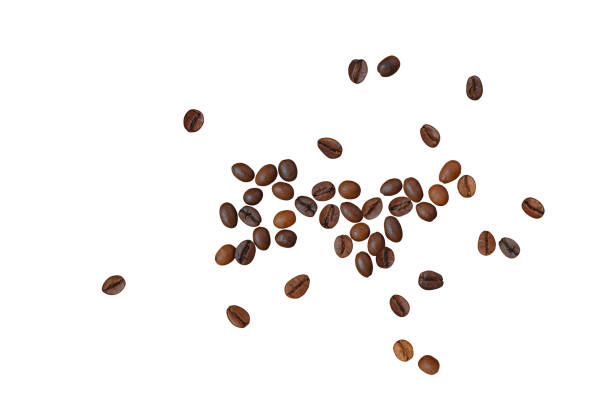 draufsicht der verstreuten gerösteten kaffeebohnen mit beschneidungspfad - coffee cup coffee cup coffee bean stock-fotos und bilder