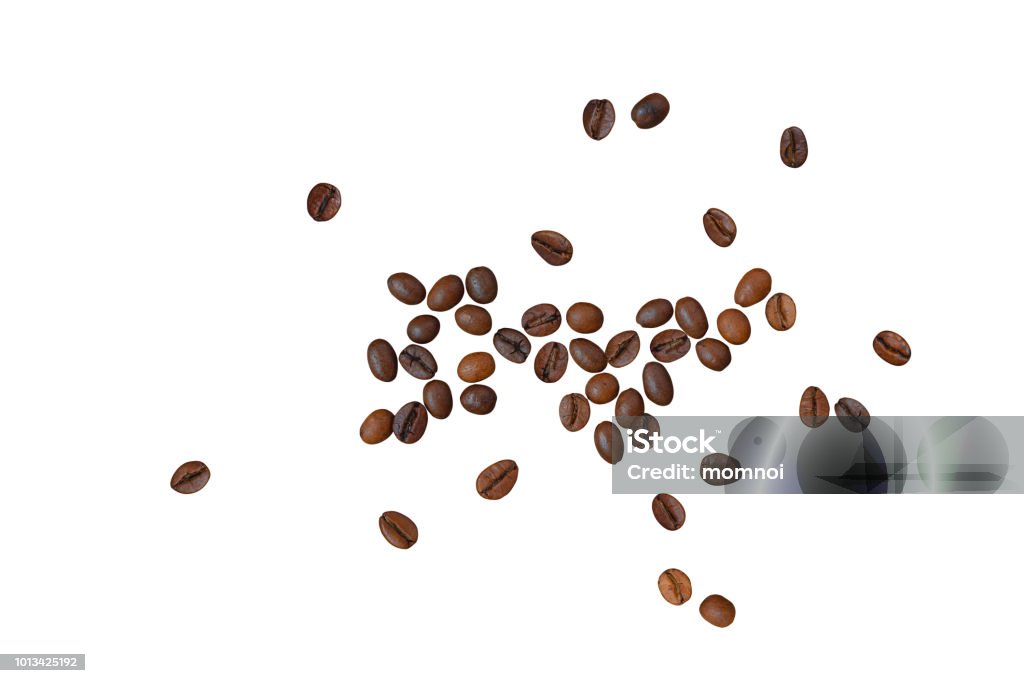 クリッピング パスと散乱のロースト コーヒー豆の平面図 - コーヒー豆のロイヤリティフリーストックフォト