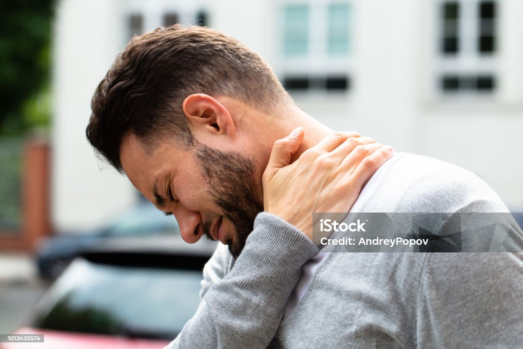 Uomo affetto da dolore al collo - Foto stock royalty-free di Dolore al collo