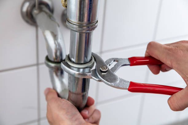 plumber repairing sink with adjustable wrench - plumbline imagens e fotografias de stock